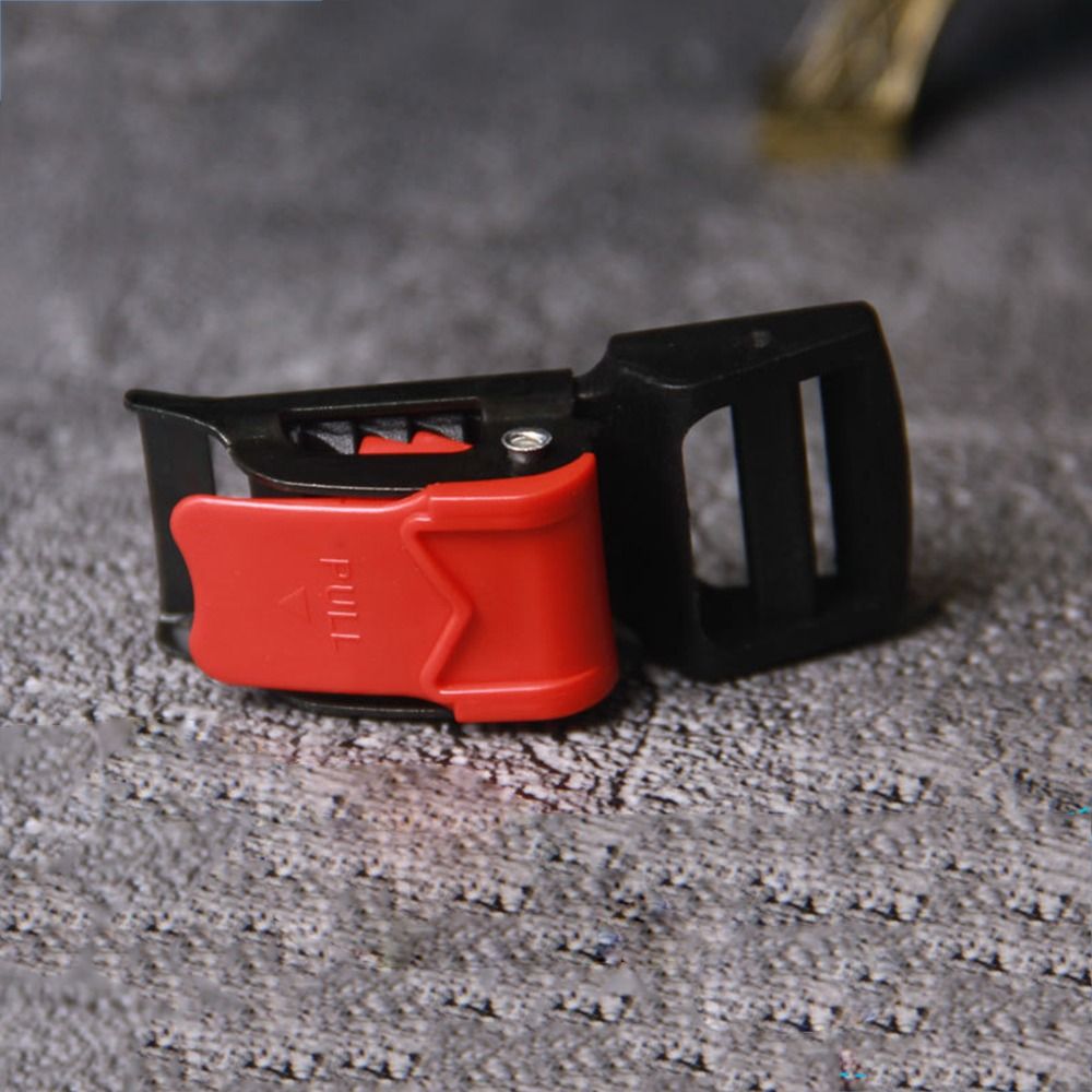 Fibbia di bloccaggio per casco - Quick Release Buckle Motorcycle Helmet recensione e prezzo